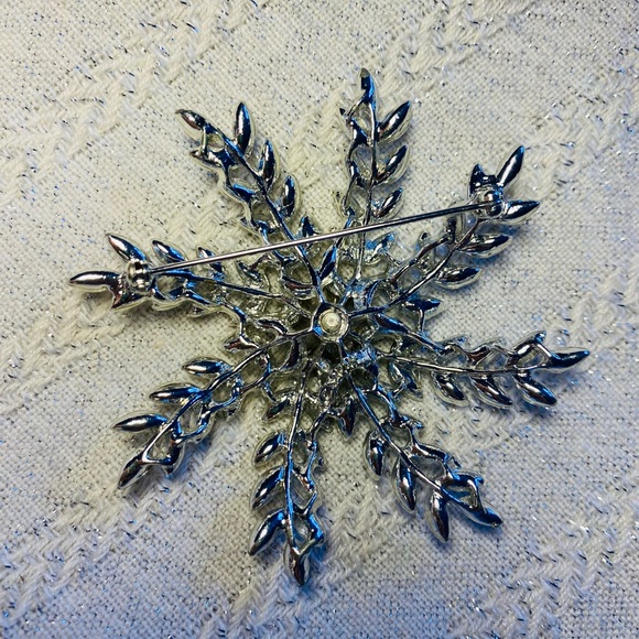 Sarah Coventry 1963 Evening Snowflake Brooch Lapel Pin Silver Tone Rhinestone - Picture 4 of 6